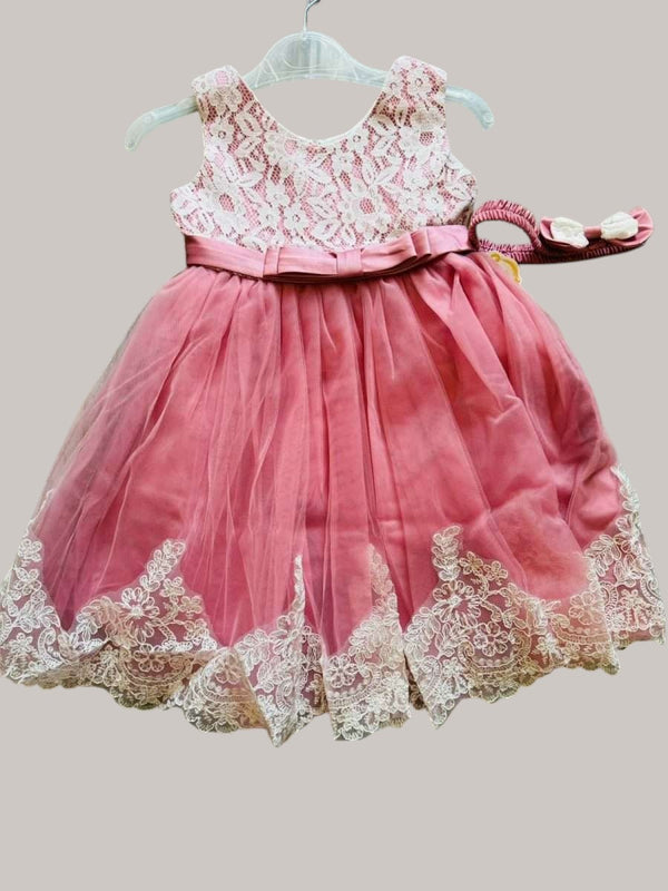Vestido Baby Lu rosado para niña con tela bordada, falda de tul y lazo grande, incluye cintillo a juego para fiestas.