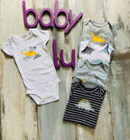 Set de 5 bodies Dino para bebé en celeste, gris y azul marino con dinosaurios estampados