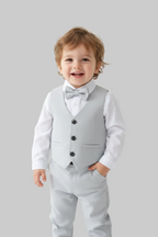 Niño con el conjunto formal de 4 piezas: chaleco y pantalón gris claro, camisa blanca y humita (foto ambientada)