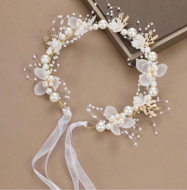 Diadema blanca para niña con perlas, flores y brillos