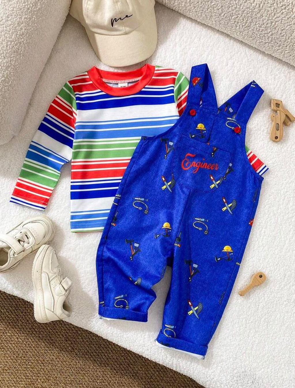 Disfraz de Chucky para bebé: polera manga larga a rayas de colores y jardinera azul con bordados