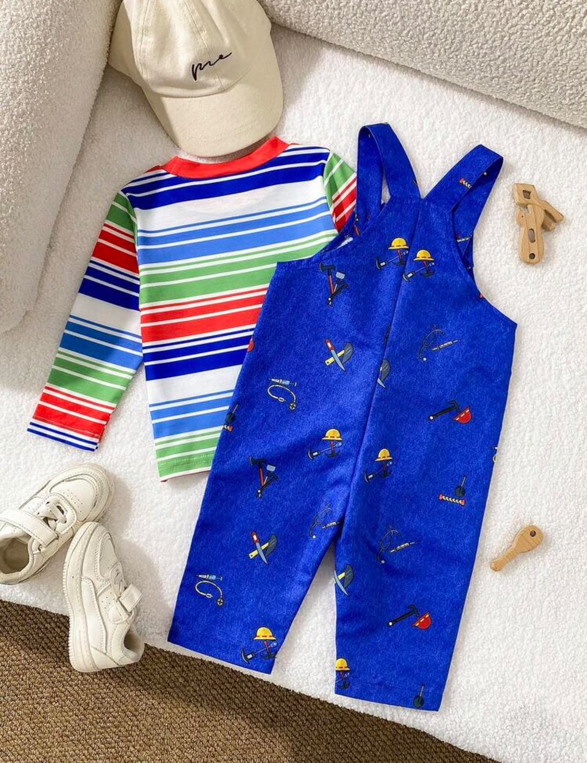 Disfraz de Chucky de 2 piezas extendido: polera a rayas roja, verde y azul con jardinera de mezclilla azul