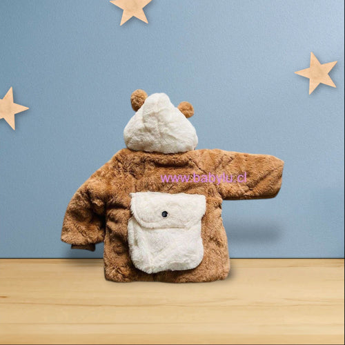 Abrigo Baby Lu color café con capucha de oso, textura de peluche suave y bolsillo frontal, ideal para bebés y niños.