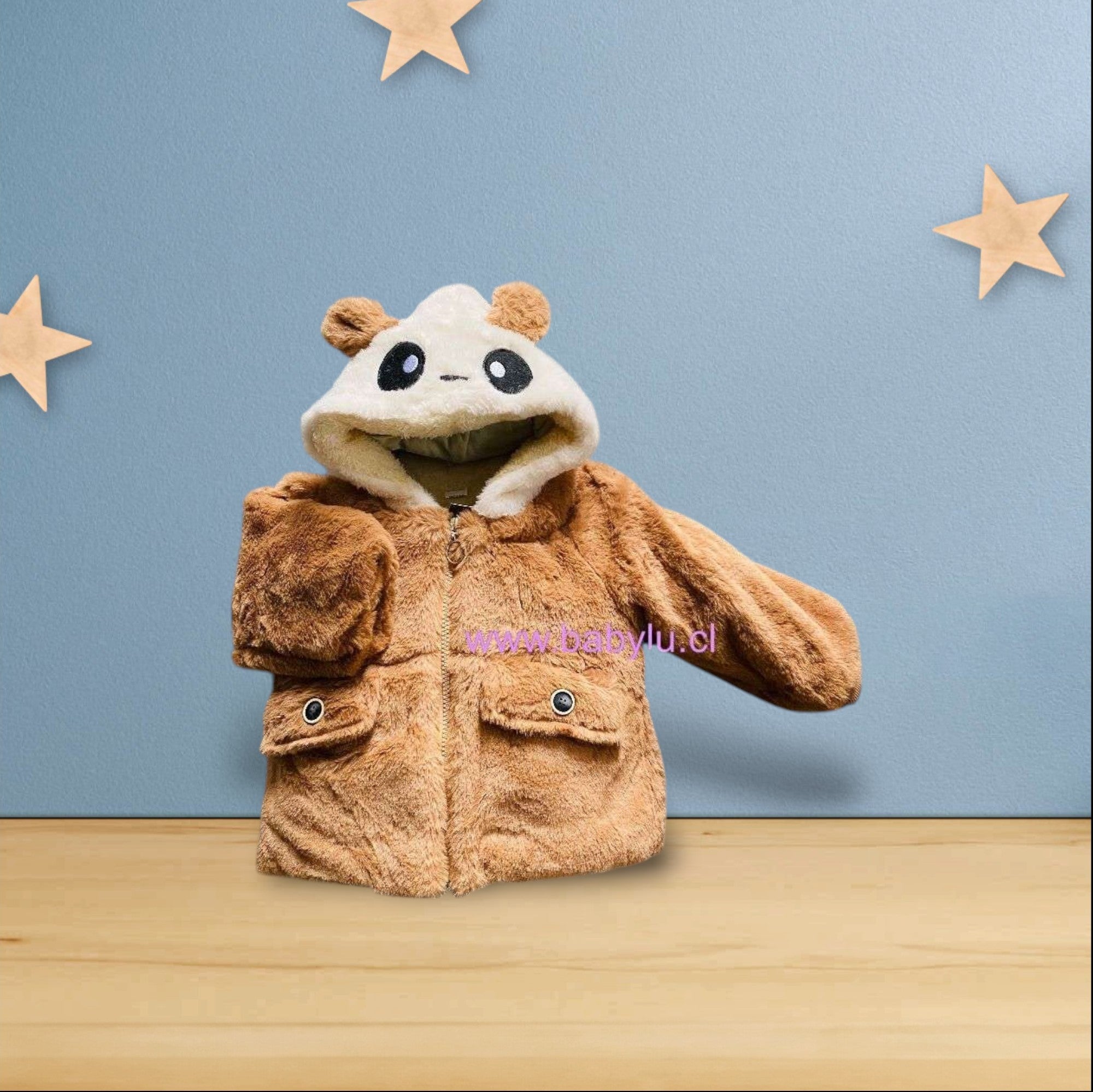 Abrigo Baby Lu color café con capucha de panda para bebé, confeccionado en tela suave y abrigadora