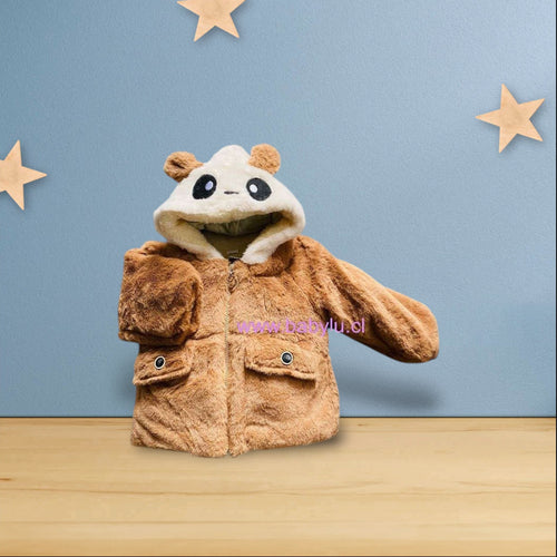 Abrigo Baby Lu color café con capucha de panda para bebé, confeccionado en tela suave y abrigadora