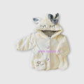 Abrigo peludito blanco Baby Lu con capucha de orejas, lazo gris y cartera a juego para bebé y niña pequeña
