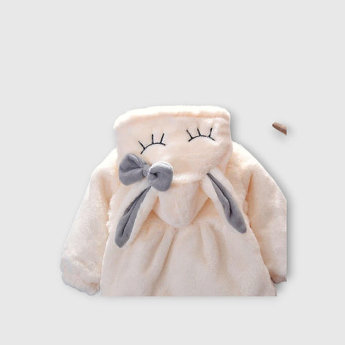Abrigo peludito Baby Lu color blanco con capucha de conejito, lazo decorativo y detalles bordados para bebé