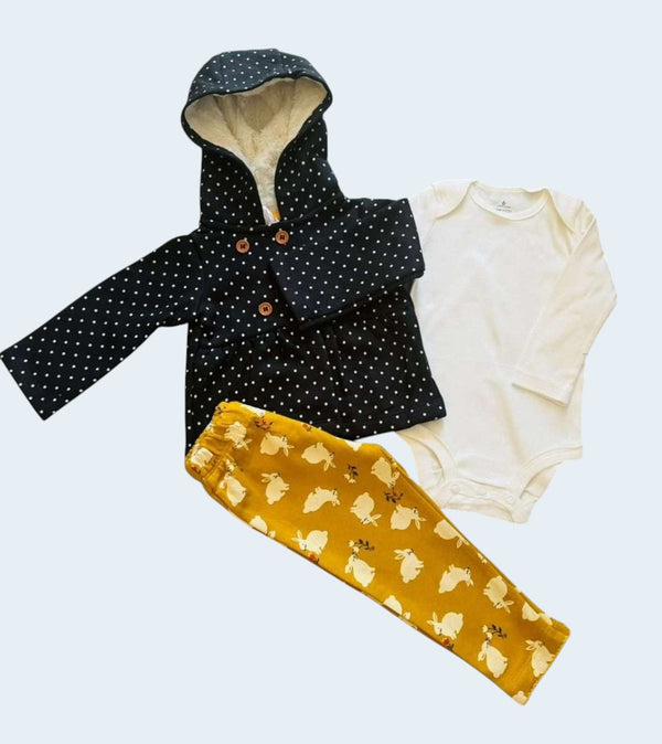 Conjunto de 3 piezas Baby Lu para bebé niña con chaqueta de lunares, body blanco y pantalón amarillo de conejitos.