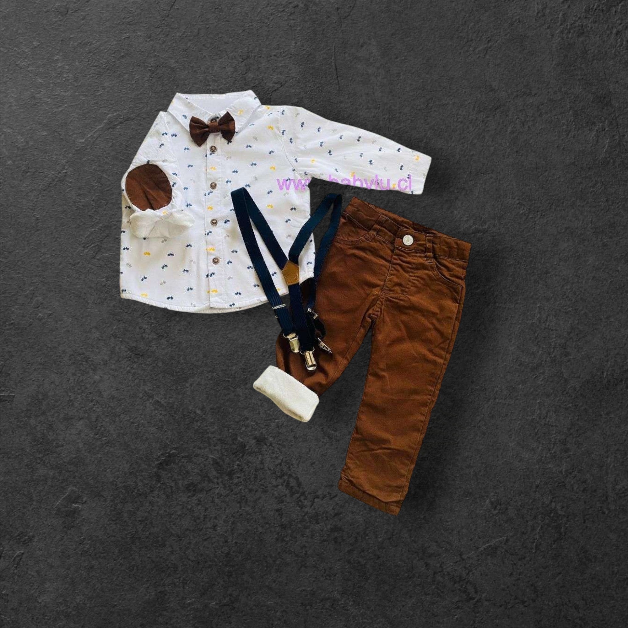 Conjunto formal Baby Lu para bebé con camisa estampada, pantalón café forrado, humita y suspensores para invierno.