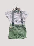 Conjunto formal Baby Lu para bebé con camisa blanca estampada, short verde, humita y suspensores a rayas.