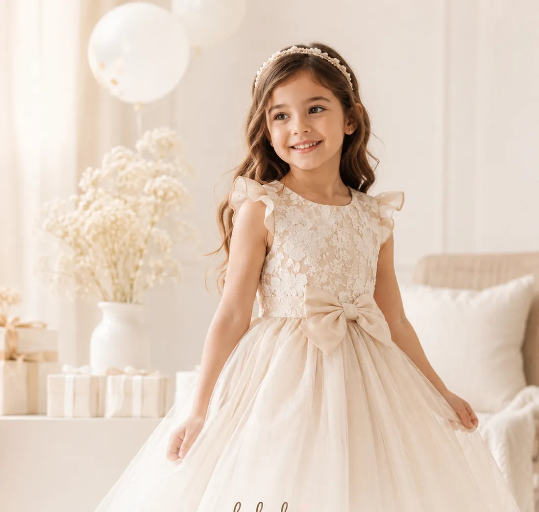 Niña con vestido de bautizo
