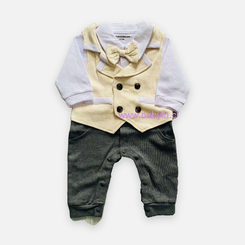 Enterito formal crema extendido: chaqueta cruzada con humita y pantalón gris abotonado