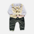 Enterito formal crema extendido: chaqueta cruzada con humita y pantalón gris abotonado